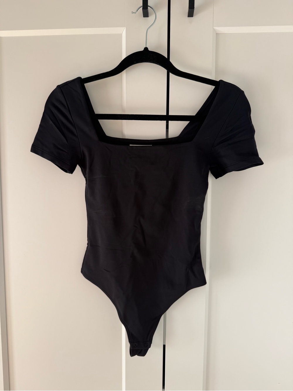 Aritzia Babaton Contour Short Sleeve Bodysuit